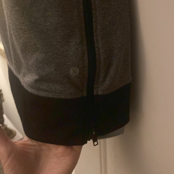 Warm workout hooded top - Picture 3 of 8